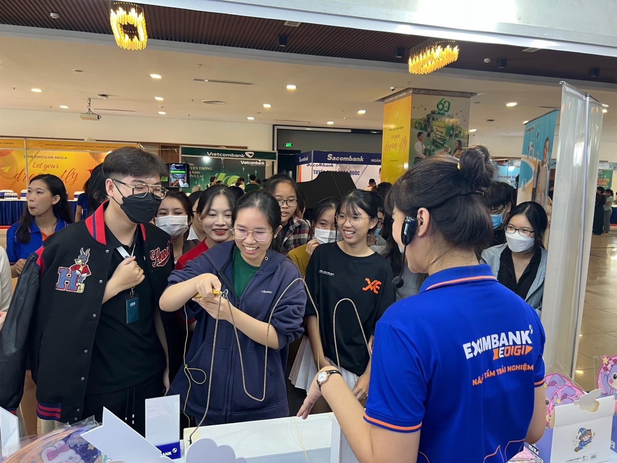 Eximbank hợp t&aacute;c to&agrave;n diện c&ugrave;ng Đại học Kinh tế TP HCM - Ảnh 2.