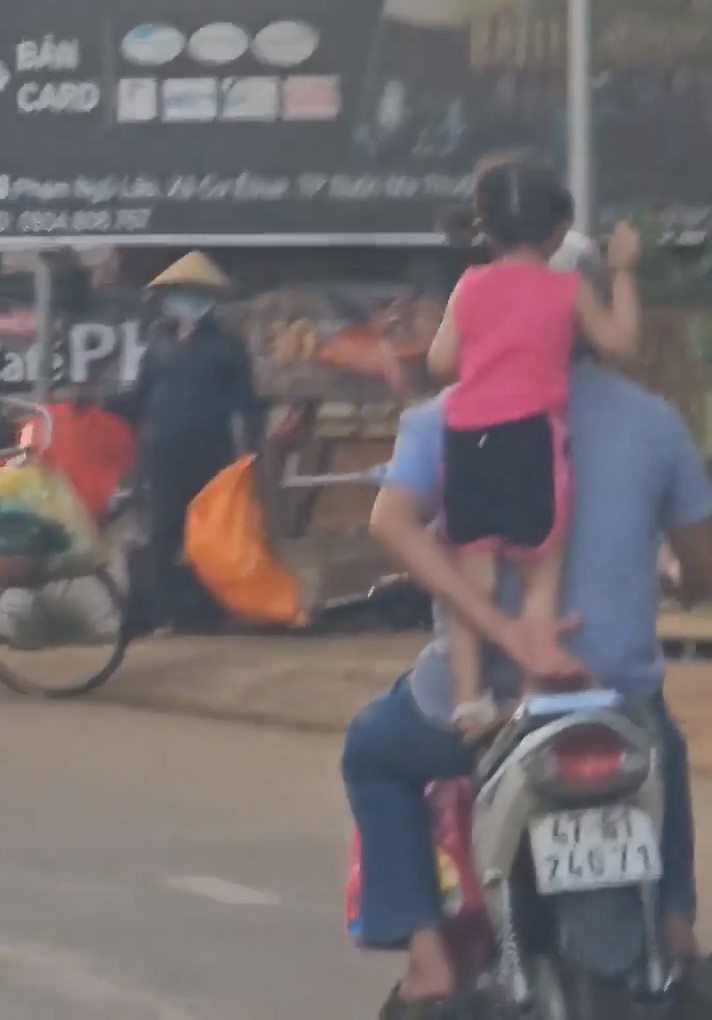 CLIP: Người đ&agrave;n &ocirc;ng chở b&eacute; g&aacute;i l&agrave;m xiếc tr&ecirc;n đường - Ảnh 1.