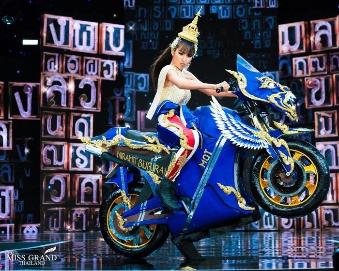 Độc lạ National Costume tại Miss Grand Thailand