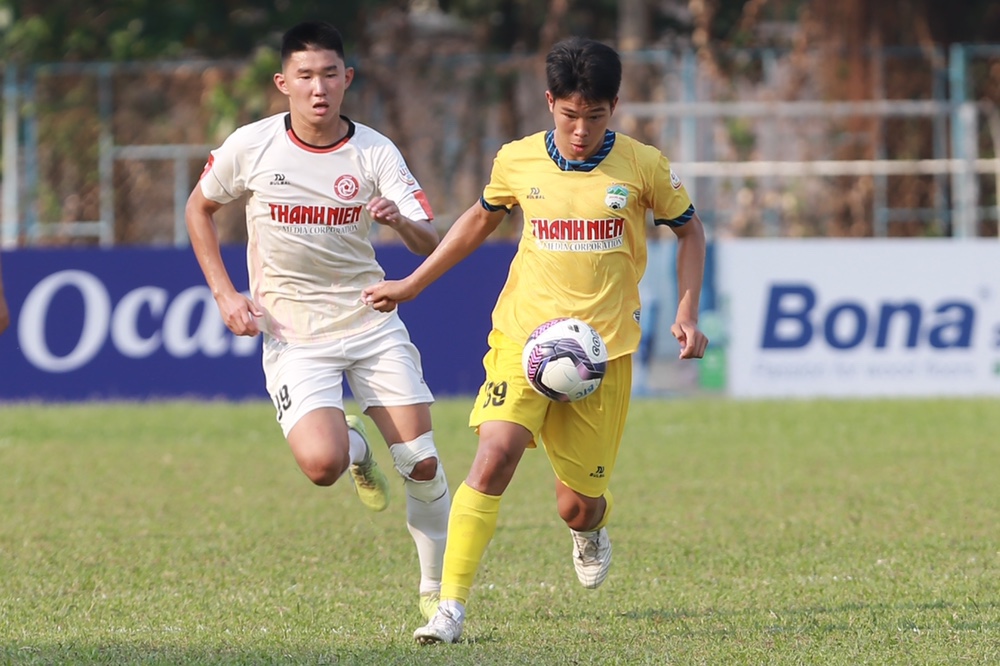 U19 VĐQG 2023: Tiền đạo của Viettel tát vào mặt cầu thủ HAGL, buộc phải rời sân