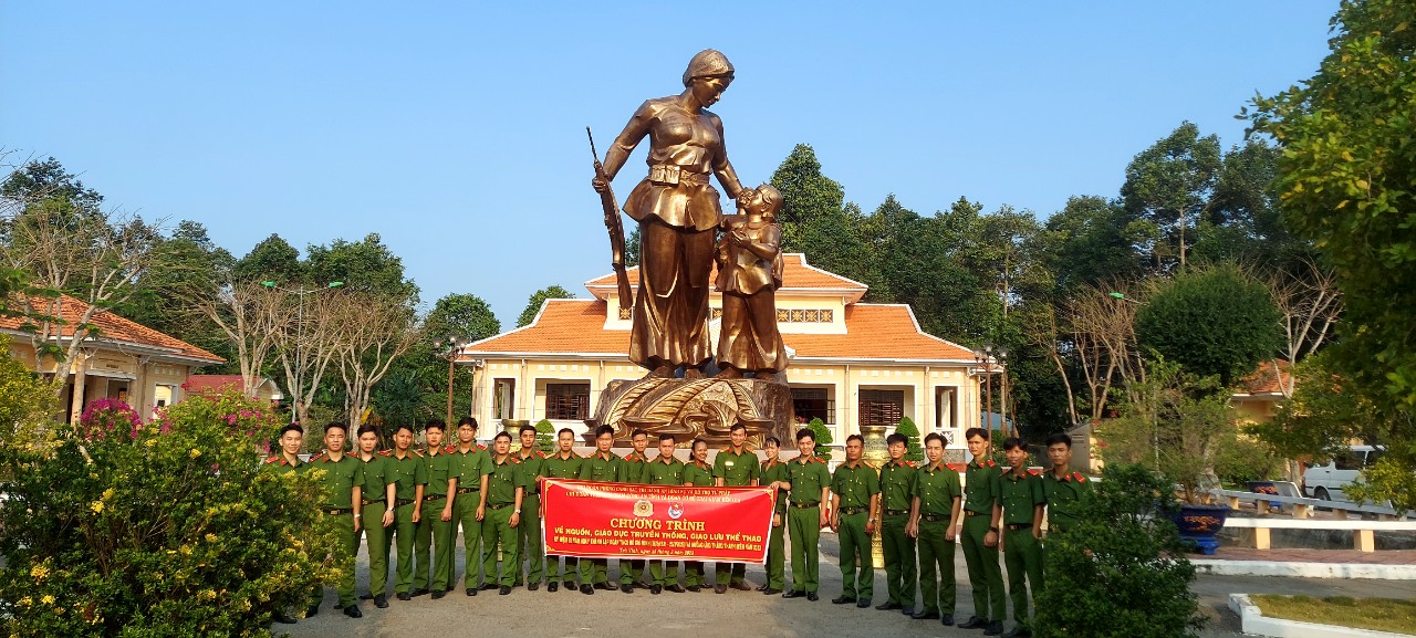 Trở lại quê hương "Người mẹ cầm súng"