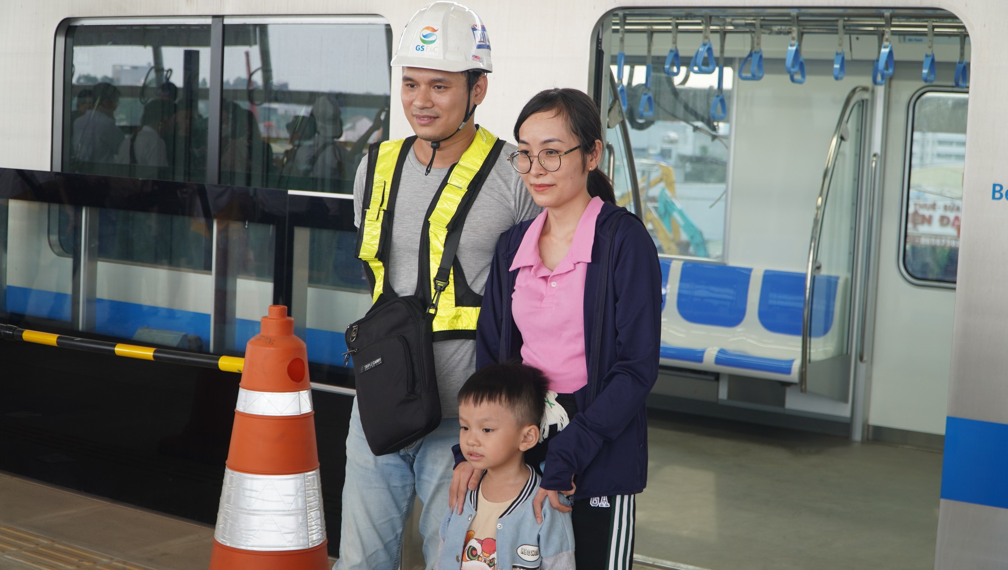 Người d&acirc;n TP HCM h&agrave;o hứng trải nghiệm t&agrave;u metro - Ảnh 2.