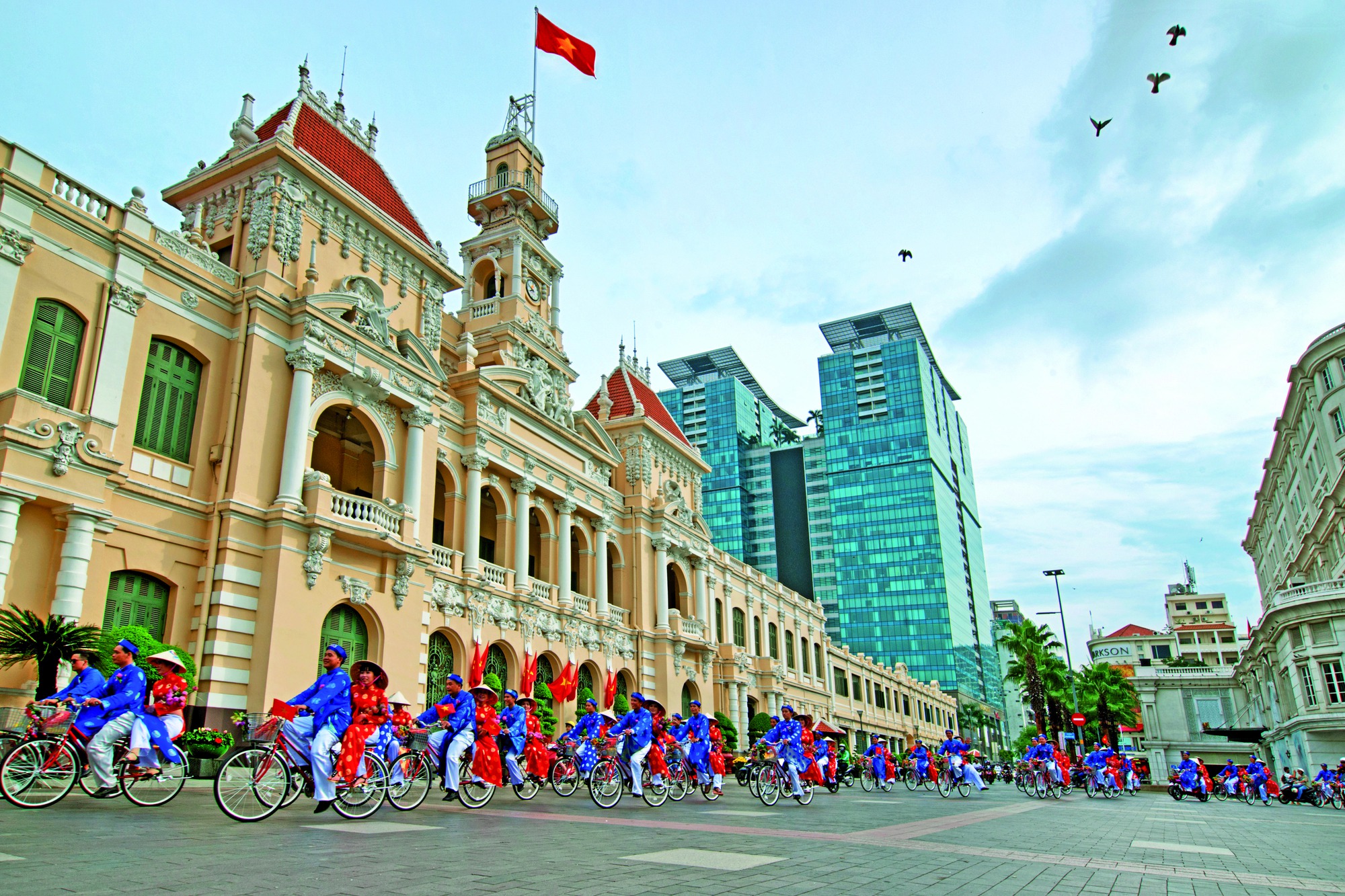 Saigontourist Travel thân tặng chương trình tham quan trụ sở HĐND và UBND TP HCM