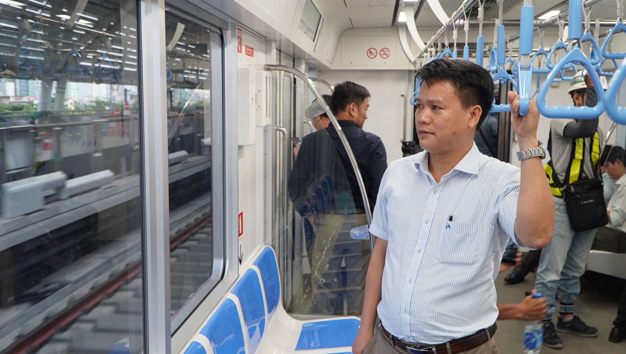 Người d&acirc;n TP HCM h&agrave;o hứng trải nghiệm t&agrave;u metro - Ảnh 3.