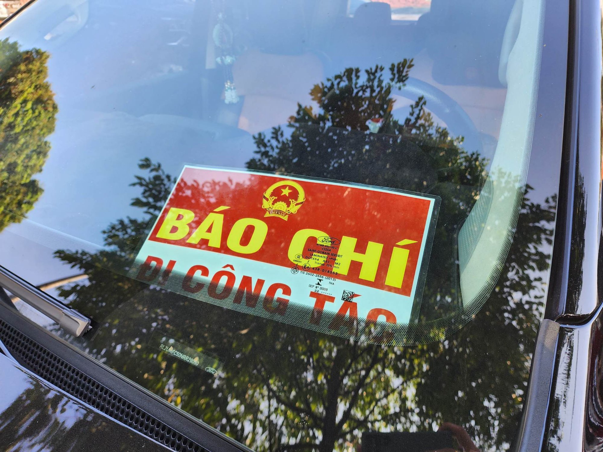 Phát hiện xe Báo chí đi công tác, che biển số bất thường - Ảnh 1.