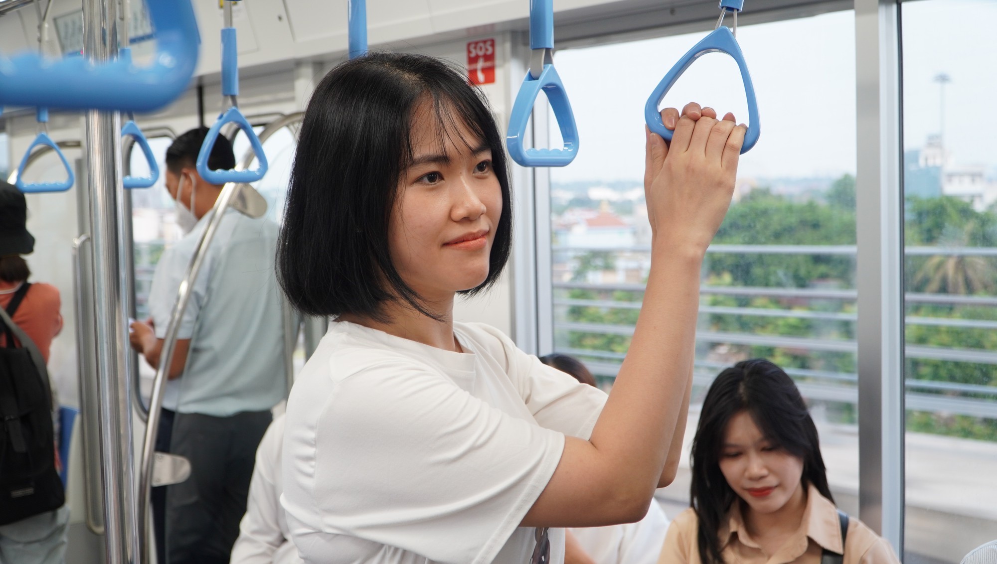 Người d&acirc;n TP HCM h&agrave;o hứng trải nghiệm t&agrave;u metro - Ảnh 4.