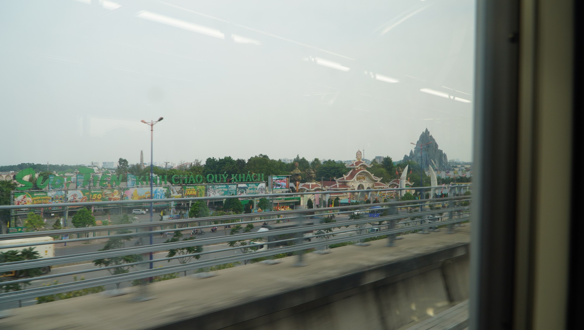 Người d&acirc;n TP HCM h&agrave;o hứng trải nghiệm t&agrave;u metro - Ảnh 5.