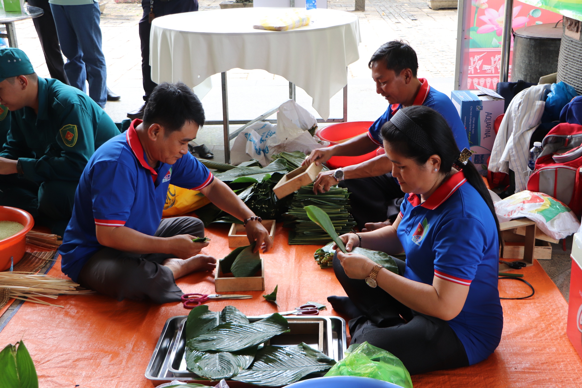 TP HCM: H&agrave;o hứng thi g&oacute;i - nấu b&aacute;nh chưng d&acirc;ng l&ecirc;n vua H&ugrave;ng - Ảnh 5.