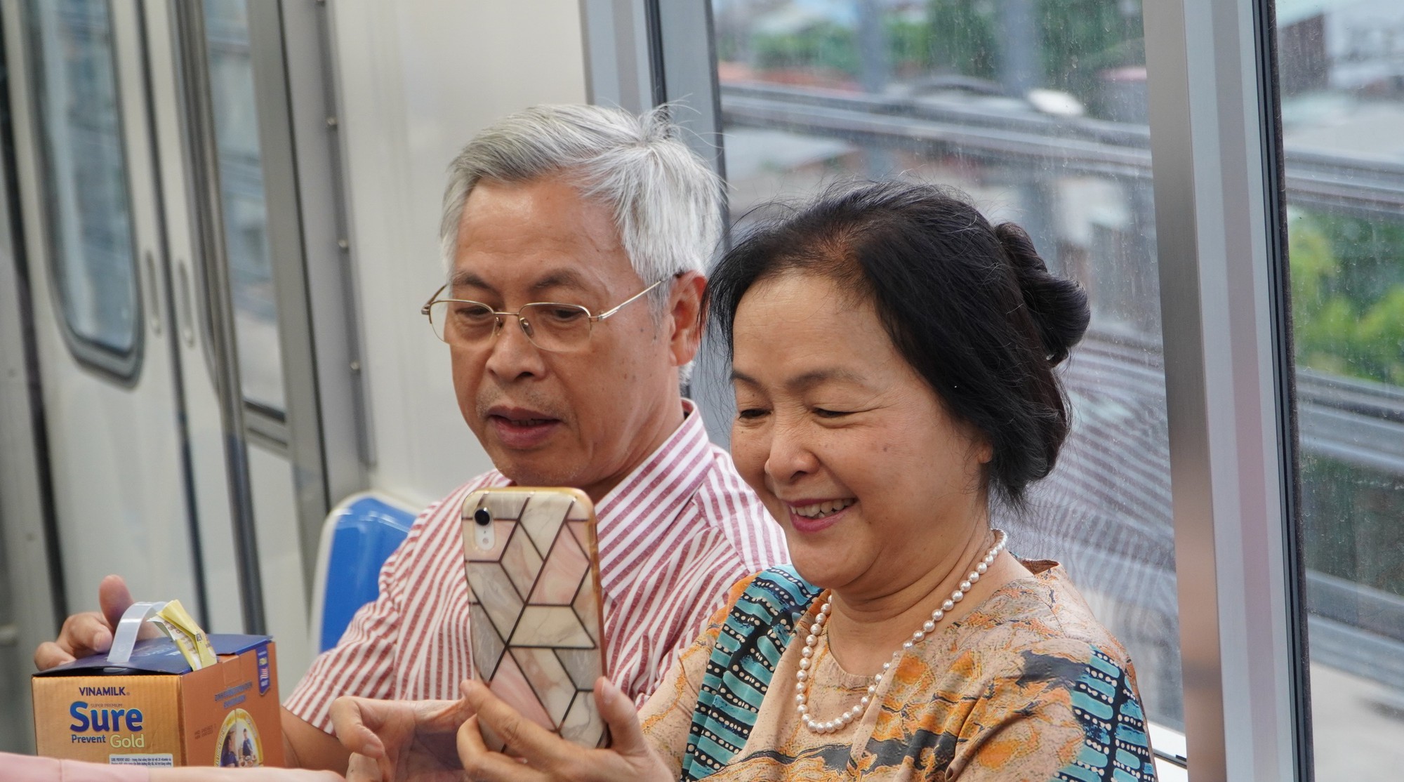 Người dân TP HCM hào hứng trải nghiệm tàu metro