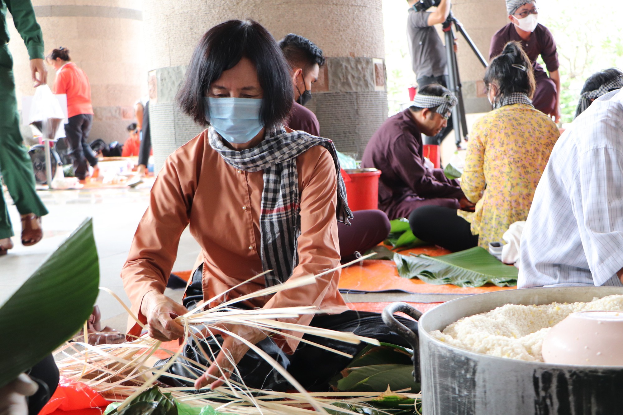 TP HCM: H&agrave;o hứng thi g&oacute;i - nấu b&aacute;nh chưng d&acirc;ng l&ecirc;n vua H&ugrave;ng - Ảnh 4.