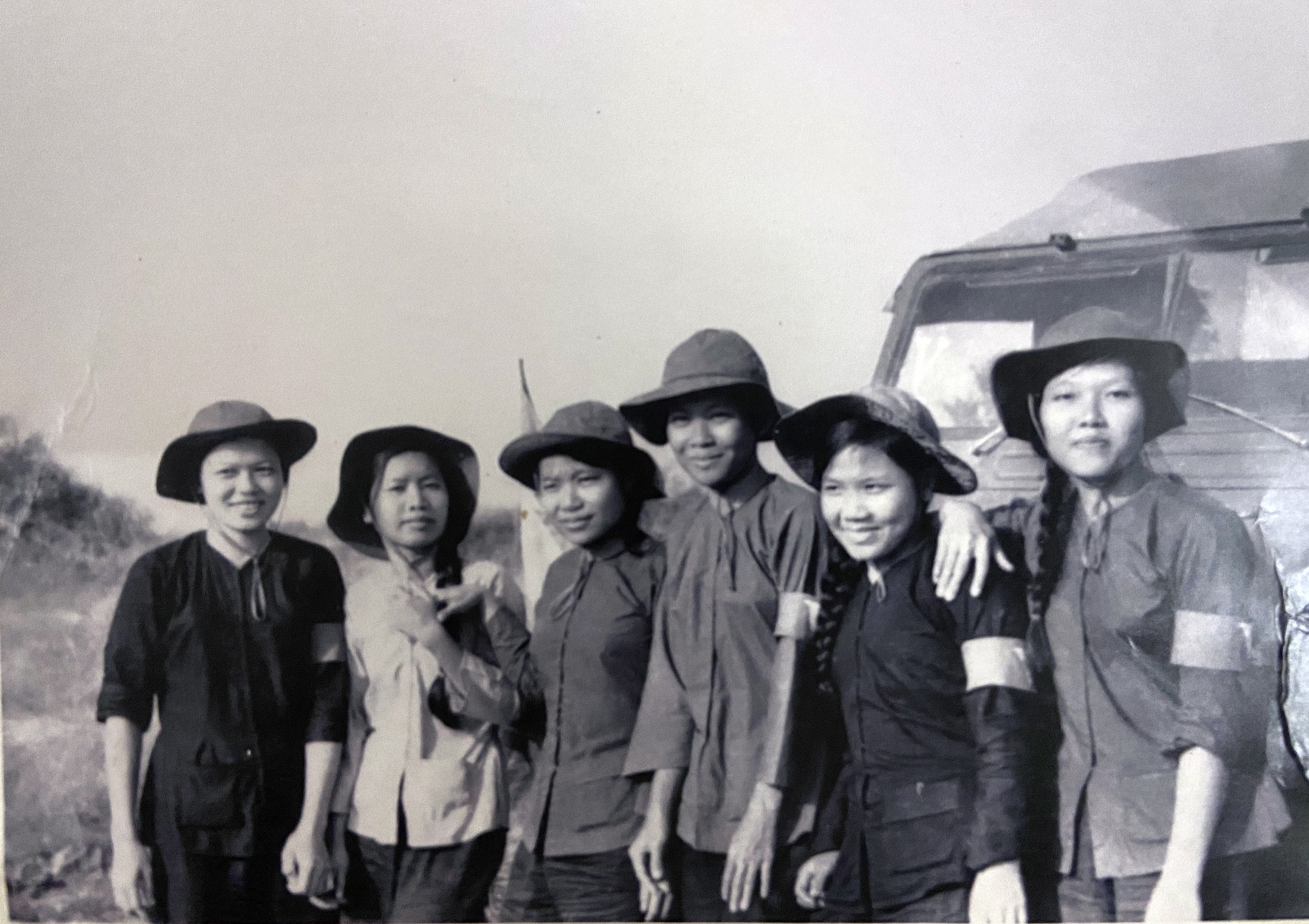 Về thành tiếp quản