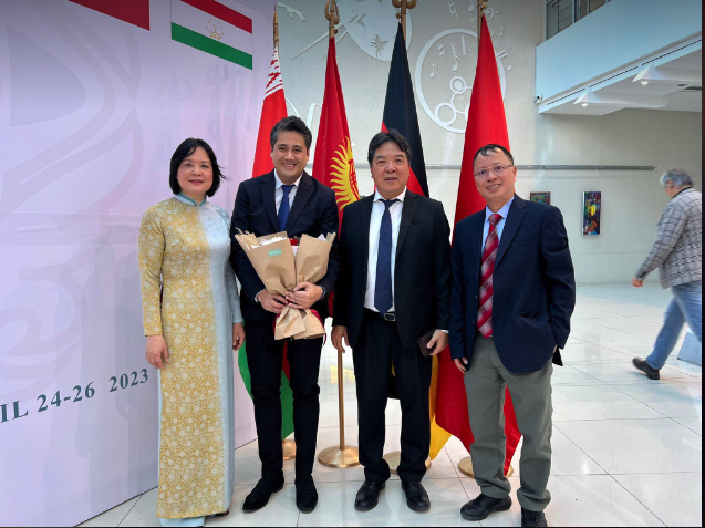 NSƯT B&ugrave;i C&ocirc;ng Duy l&agrave;m Gi&aacute;o sư danh dự Trường ĐH Nghệ thuật Quốc gia Kazakhstan - Ảnh 3.