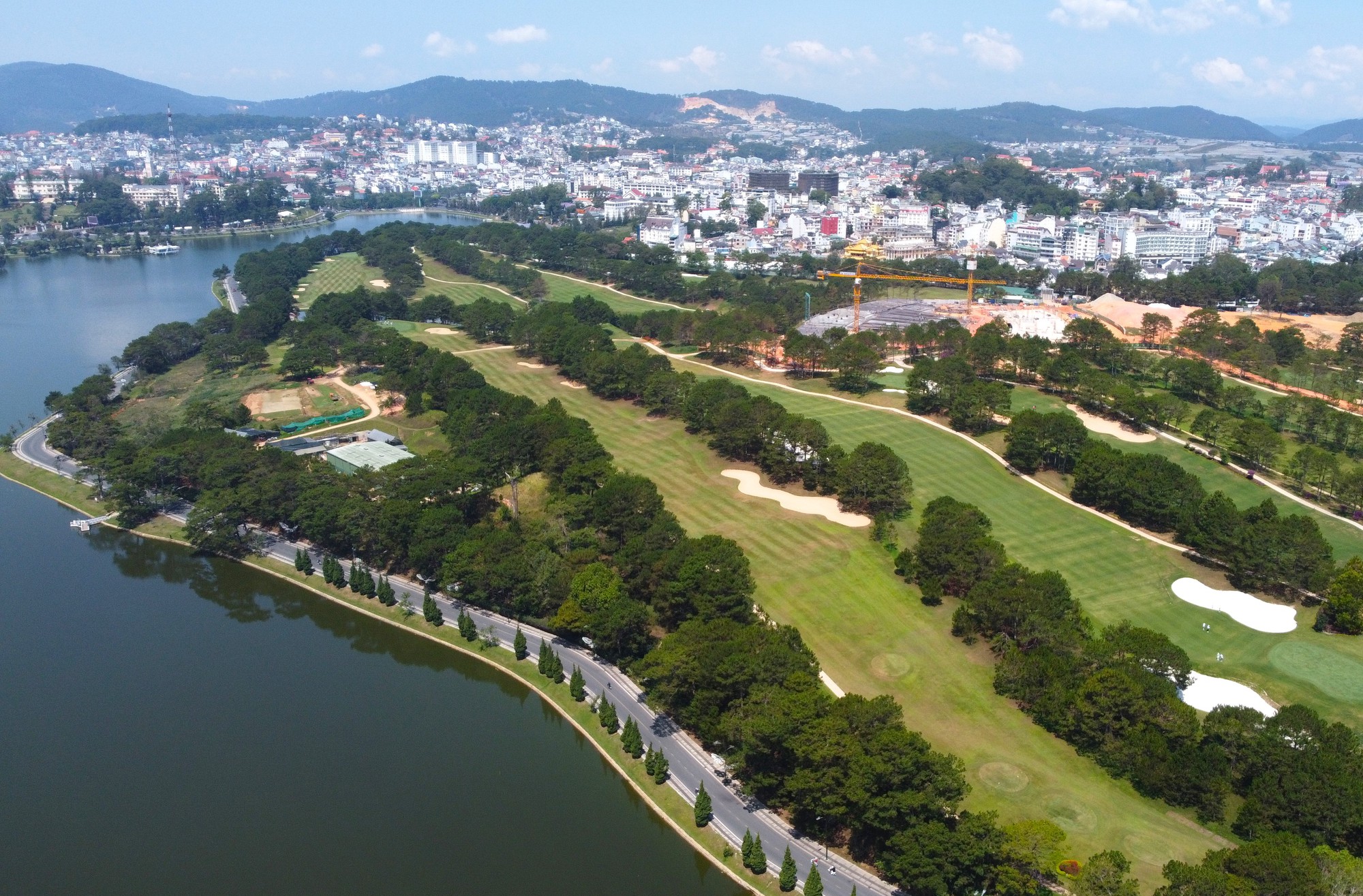 L&atilde;nh đạo C&ocirc;ng ty Ho&agrave;ng Gia ĐL l&yacute; giải về &yacute; tưởng x&acirc;y b&atilde;i xe ngầm trong s&acirc;n golf Đồi C&ugrave; - Ảnh 3.