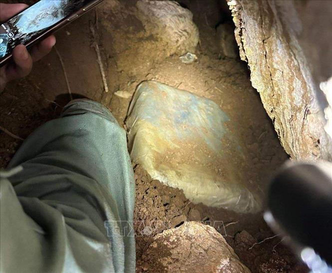 Giấu 23 b&aacute;nh heroin trong hang đ&aacute;, khe n&uacute;i - Ảnh 2.