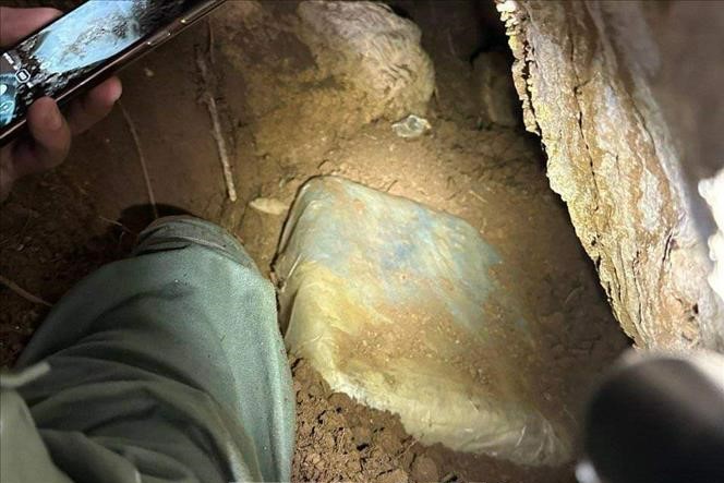Giấu 23 bánh heroin trong hang đá, khe núi