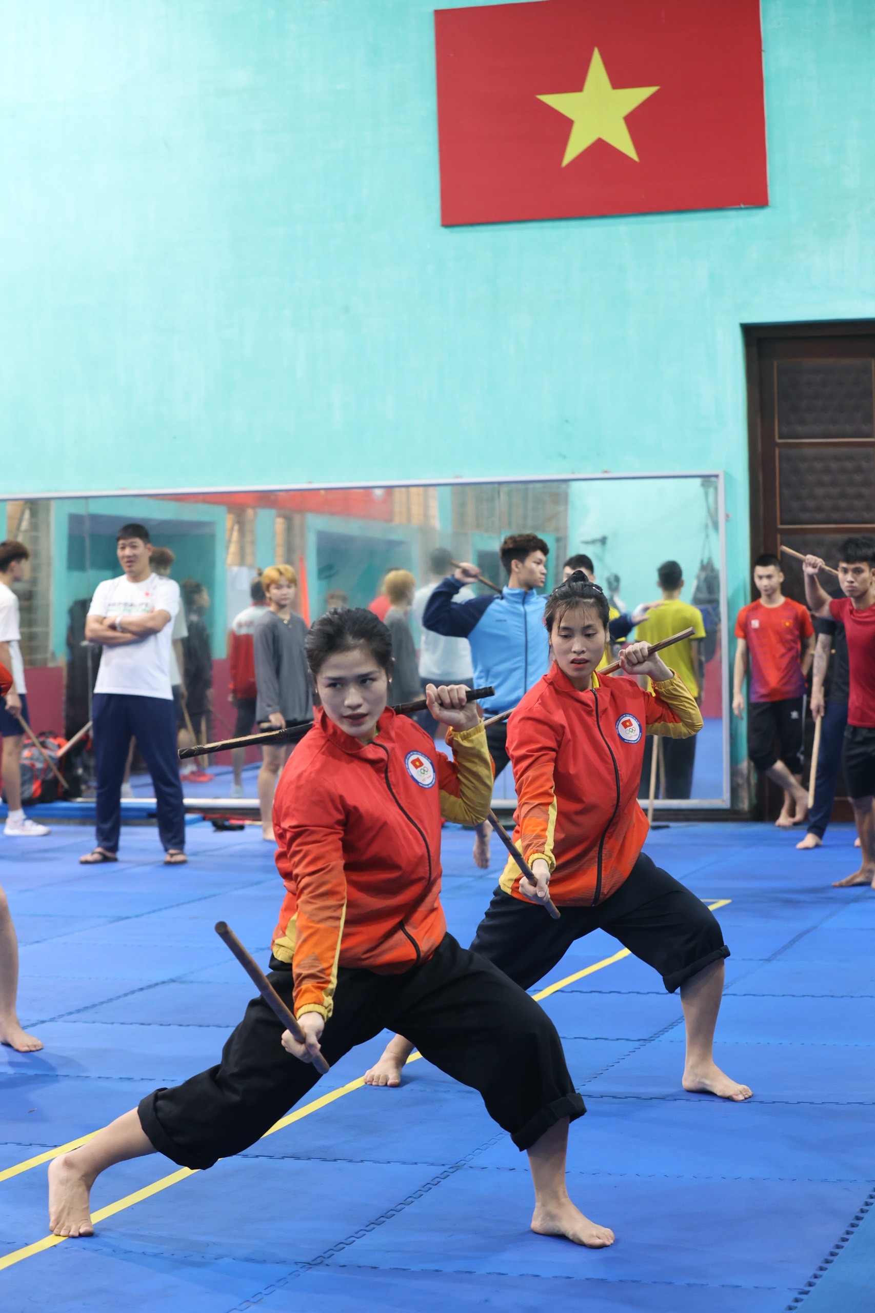 Gậy tập n&aacute;t như b&atilde; m&iacute;a, V&otilde; gậy than kh&oacute; trước SEA Games 32 - Ảnh 3.