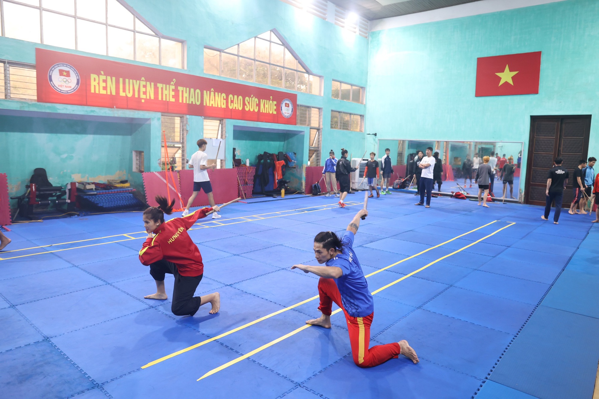 Gậy tập n&aacute;t như b&atilde; m&iacute;a, V&otilde; gậy than kh&oacute; trước SEA Games 32 - Ảnh 1.