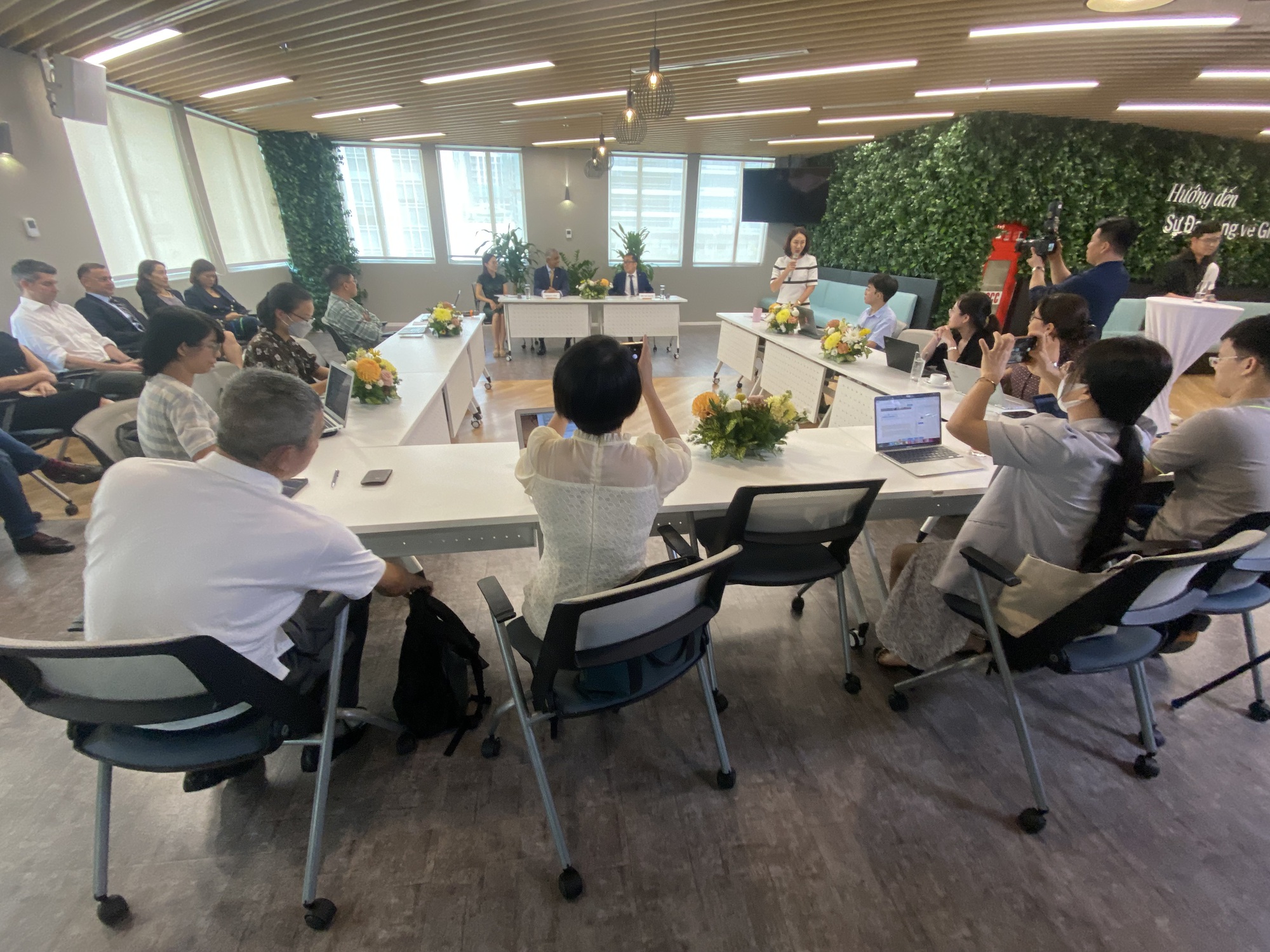 Manulife hứa giải quyết dứt điểm vụ kh&aacute;ch gửi tiết kiệm biến th&agrave;nh mua bảo hiểm - Ảnh 1.
