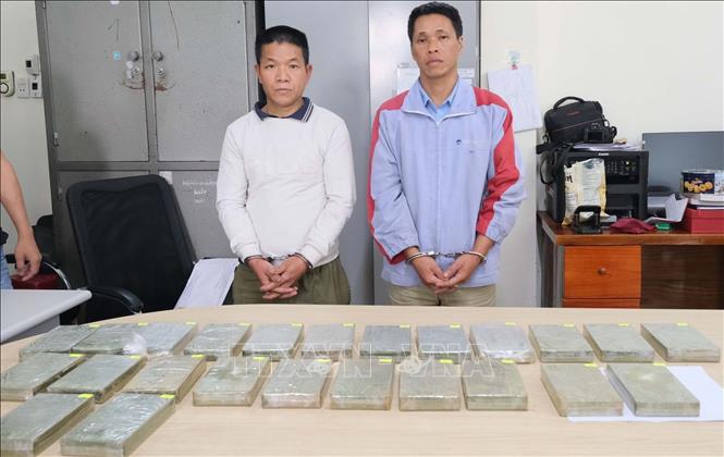 Giấu 23 b&aacute;nh heroin trong hang đ&aacute;, khe n&uacute;i - Ảnh 1.