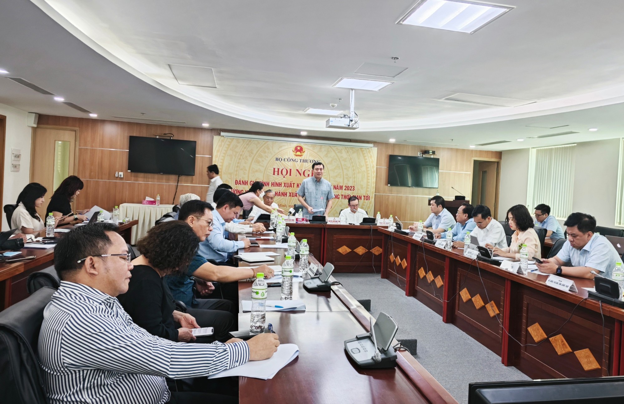 Xuất khẩu gạo n&oacute;ng đến mức doanh nghiệp than kh&ocirc;ng đủ gạo để b&aacute;n - Ảnh 1.
