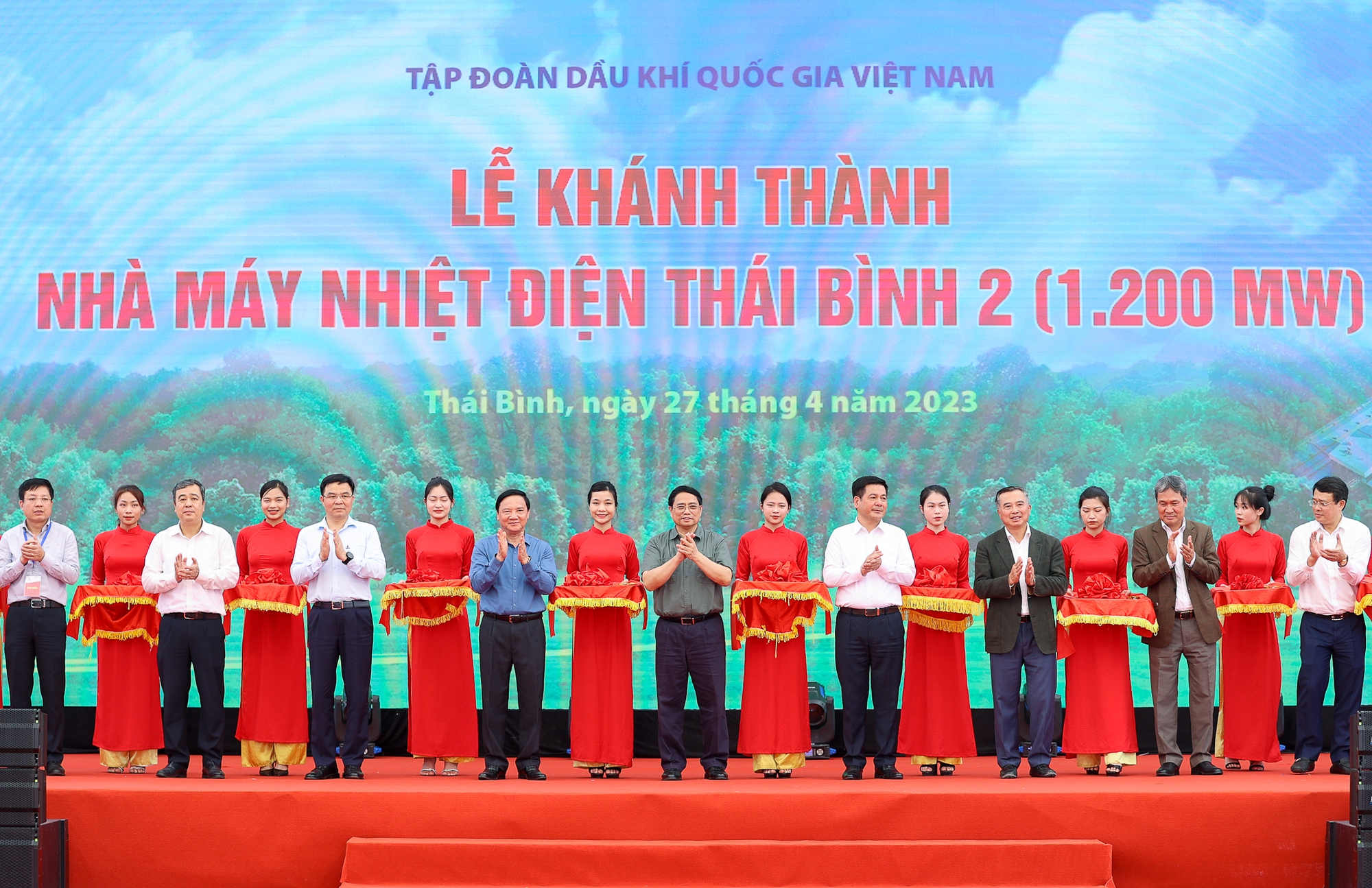 Thủ tướng Phạm Minh Ch&iacute;nh cắt băng kh&aacute;nh th&agrave;nh Nh&agrave; m&aacute;y Nhiệt điện Th&aacute;i B&igrave;nh 2 - Ảnh 2.