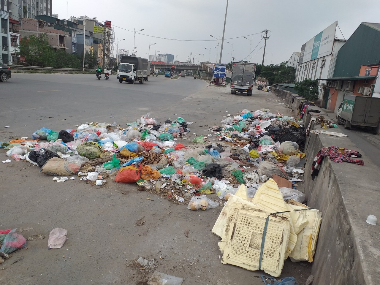 Nhếch nh&aacute;c v&agrave; &ocirc; nhiễm - Ảnh 1.