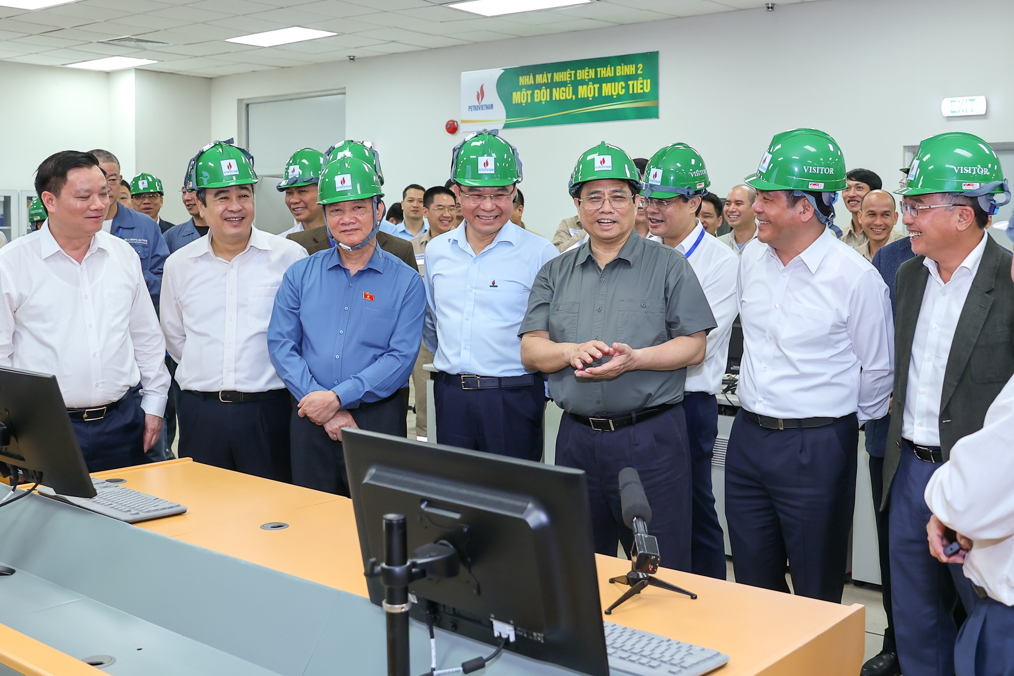 Thủ tướng Phạm Minh Ch&iacute;nh cắt băng kh&aacute;nh th&agrave;nh Nh&agrave; m&aacute;y Nhiệt điện Th&aacute;i B&igrave;nh 2 - Ảnh 1.