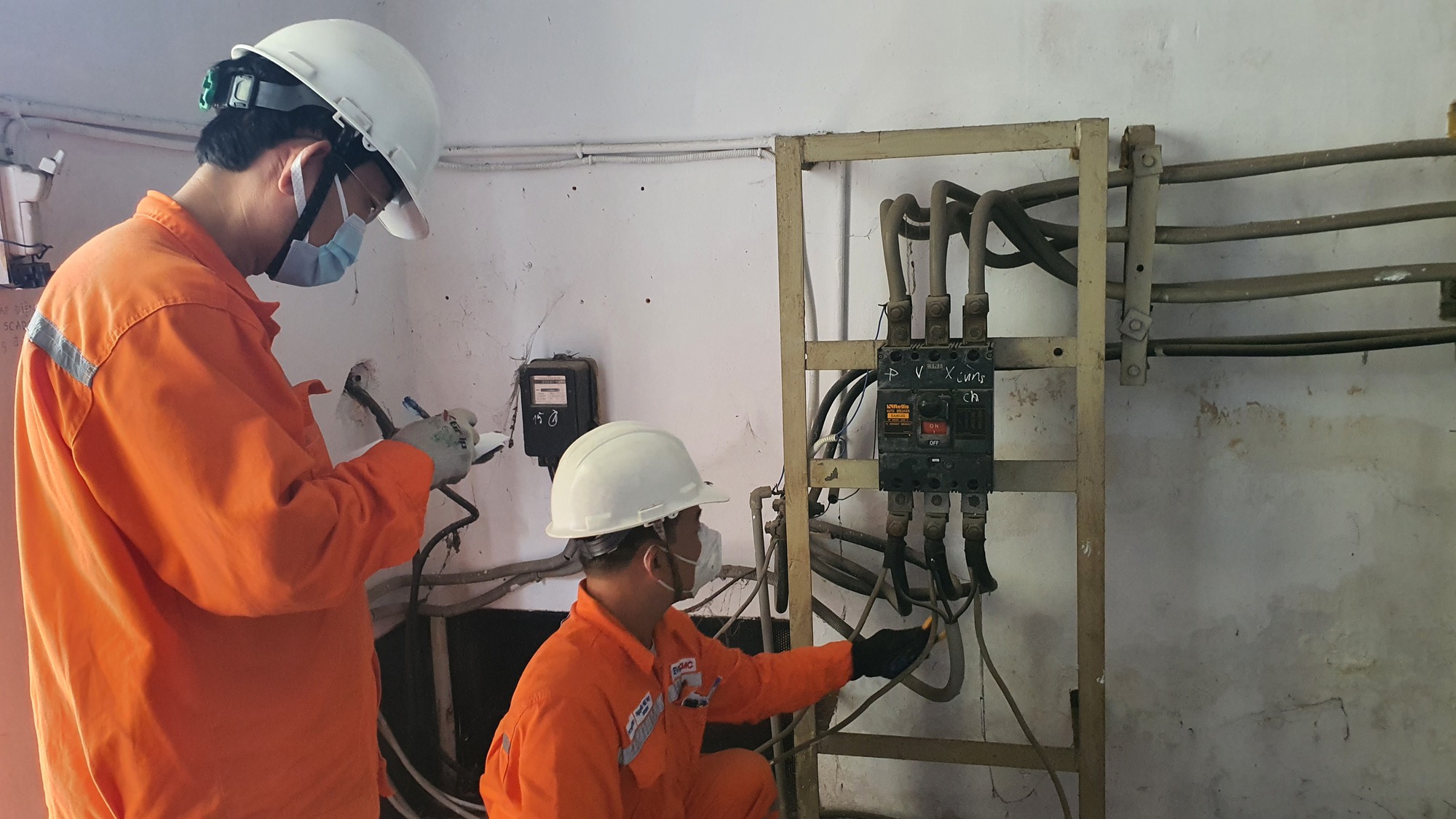 TP HCM: kh&ocirc;ng l&agrave;m mất điện kh&aacute;ch h&agrave;ng li&ecirc;n tục trong c&aacute;c ng&agrave;y lễ Giỗ tổ, 30-4 v&agrave; 1-5 - Ảnh 1.