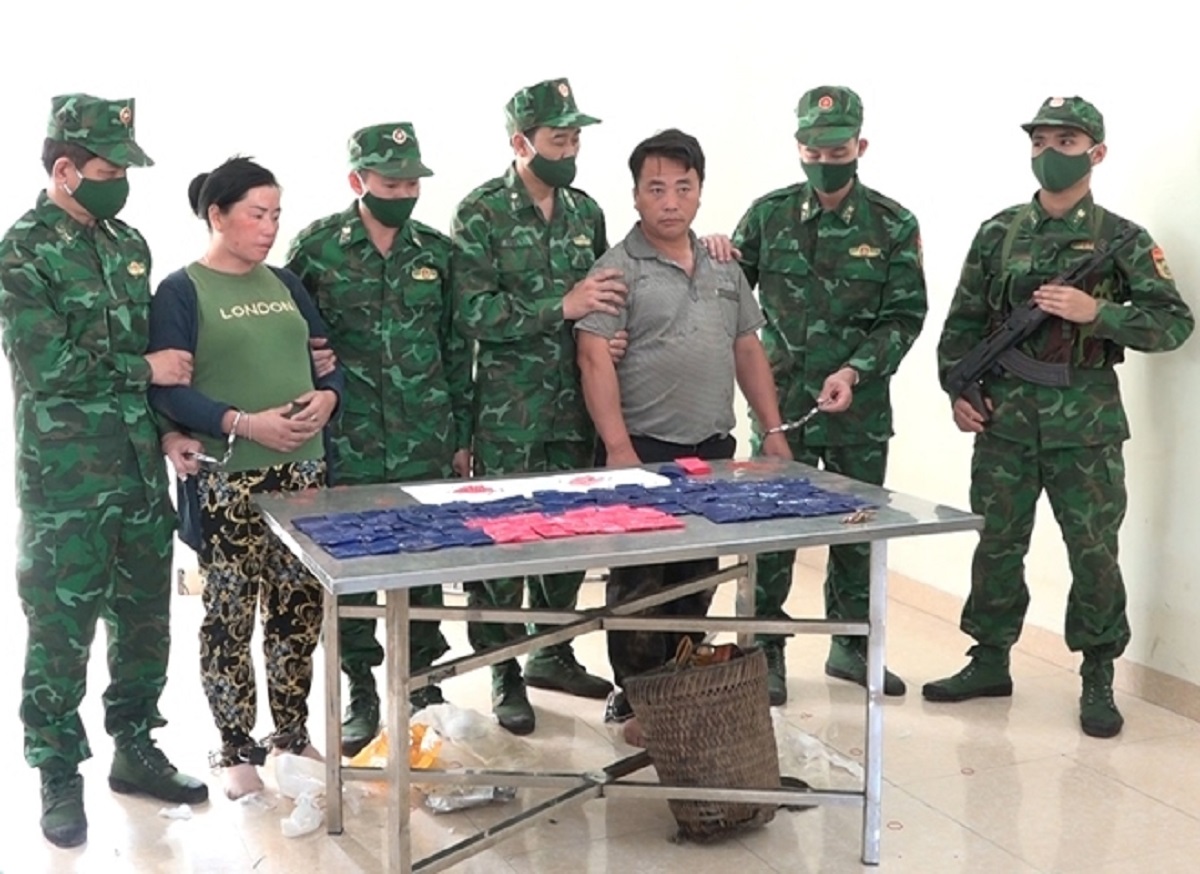 Bắt 2 người nước ngoài đang "ôm" 15.000 viên ma túy vượt biên