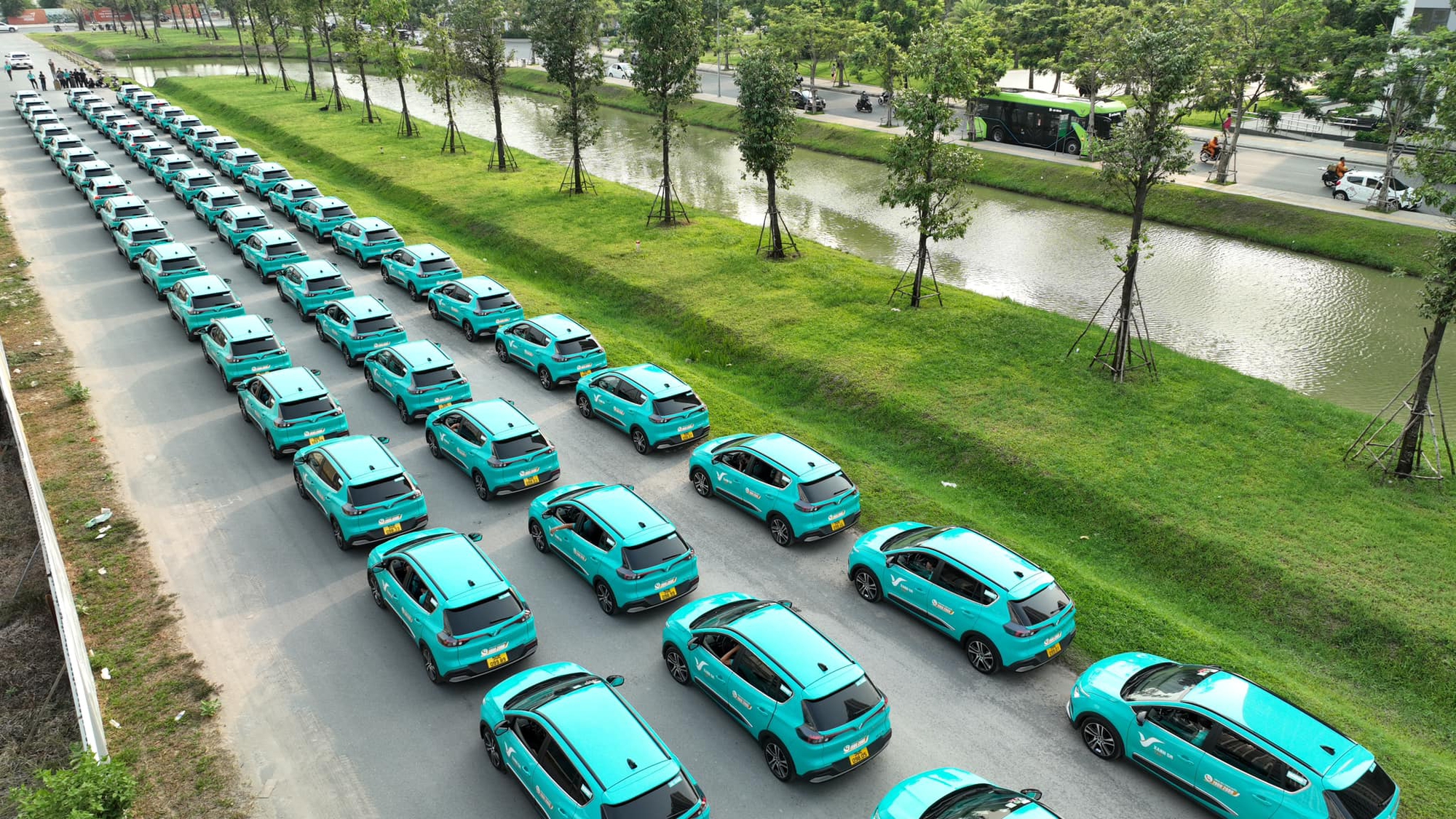 Cận cảnh hàng trăm taxi điện của tỉ phú Phạm Nhật Vượng tại TP HCM
