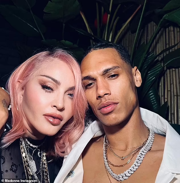 Madonna &ldquo;cưa sừng l&agrave;m ngh&eacute;&rdquo; khi hẹn h&ograve; t&igrave;nh trẻ - Ảnh 5.