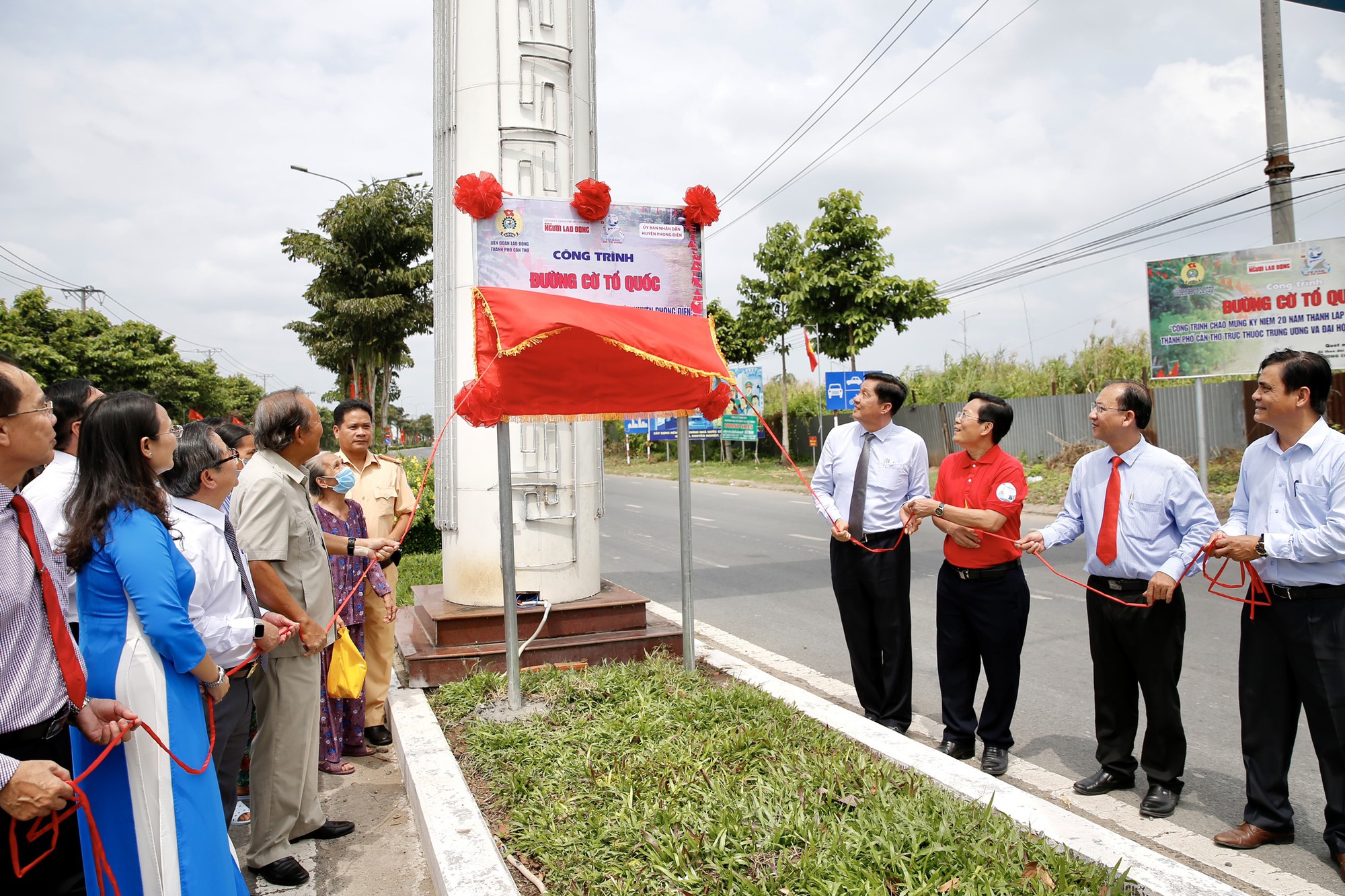Khánh thành Đường cờ Tổ quốc, tặng học bổng và quà cho học sinh, người nghèo tại Cần Thơ - Ảnh 3.