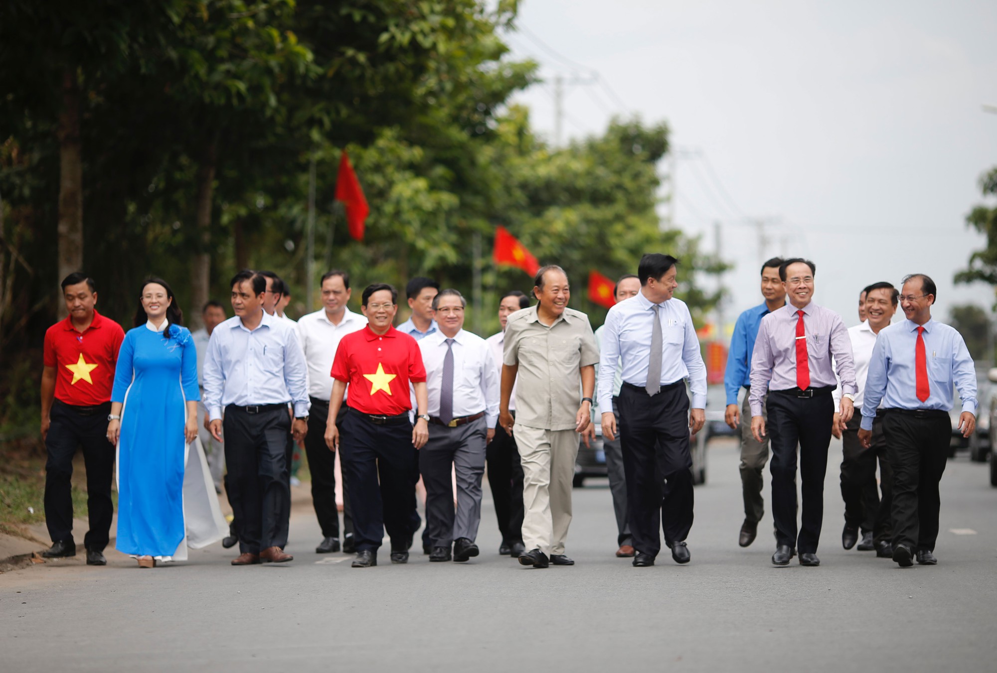 T&acirc;y Đ&ocirc; rợp b&oacute;ng cờ Tổ quốc