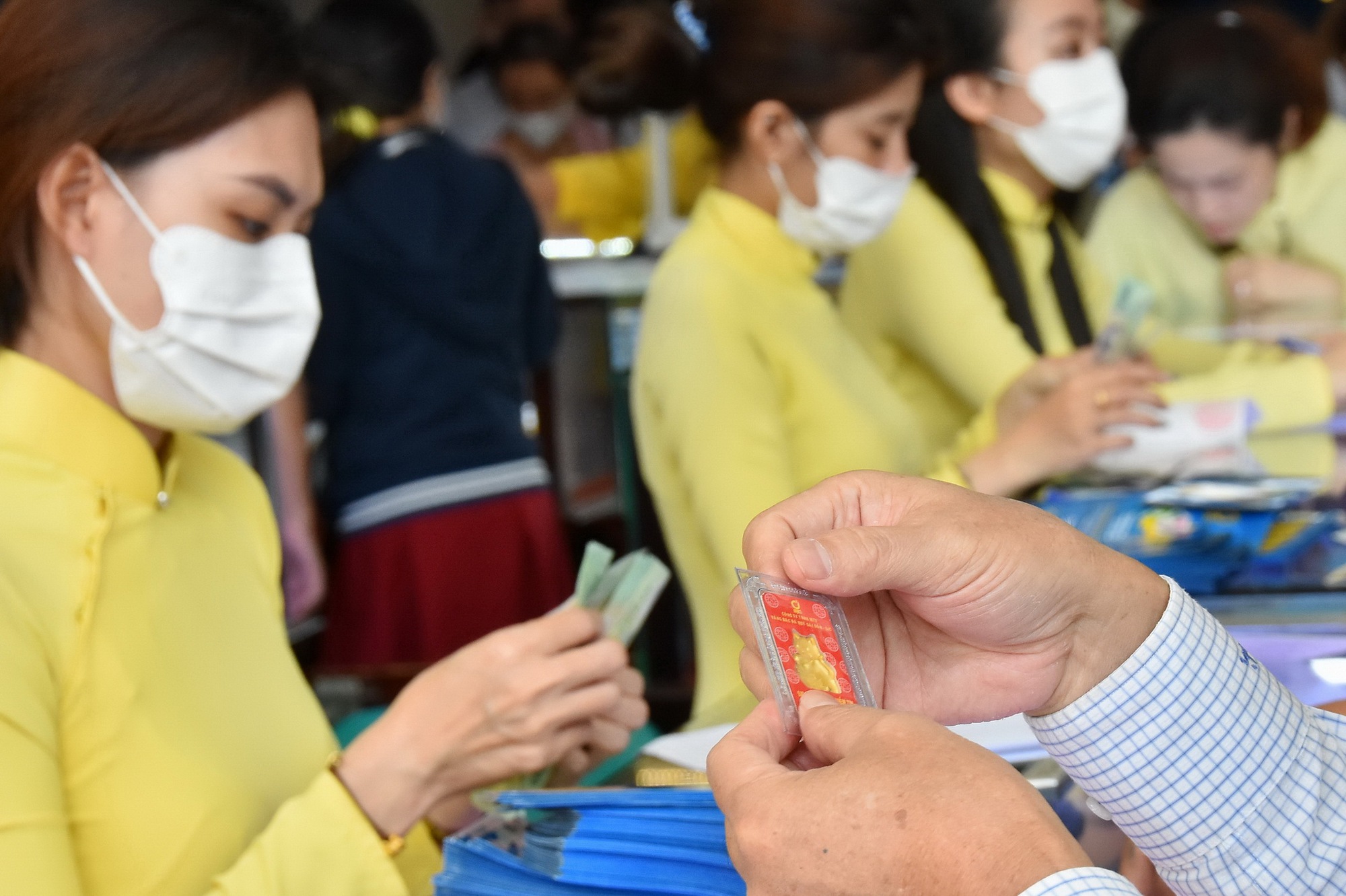 Giá vàng hôm nay 28-4: Tiếp tục lao dốc