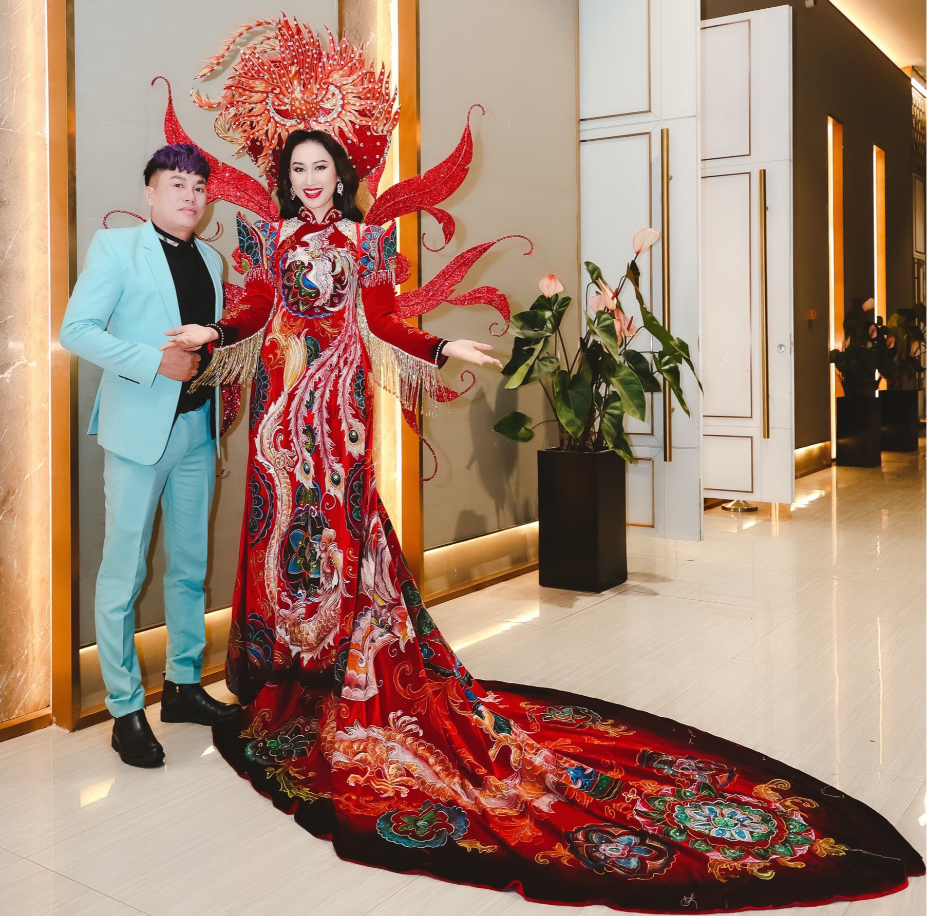 NTK Tommy Nguyễn tặng trang phục bán đấu giá từ thiện