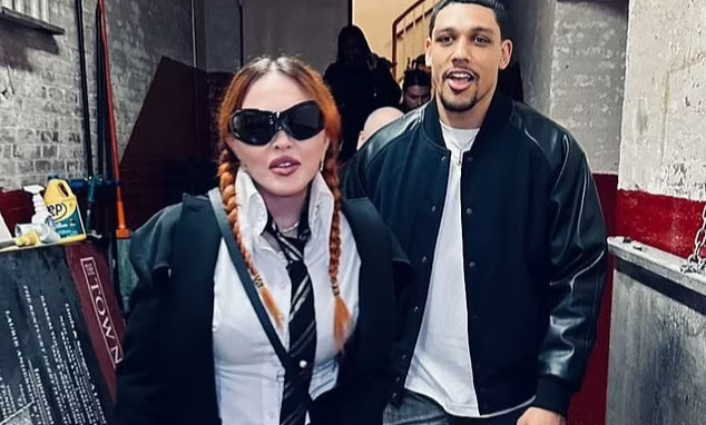 Madonna “cưa sừng làm nghé” khi hẹn hò tình trẻ