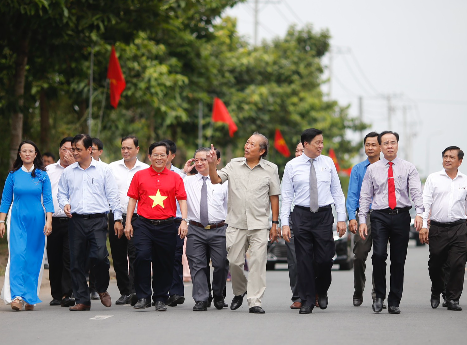 Khánh thành "Đường cờ Tổ quốc", tặng học bổng và quà cho học sinh, người nghèo tại Cần Thơ