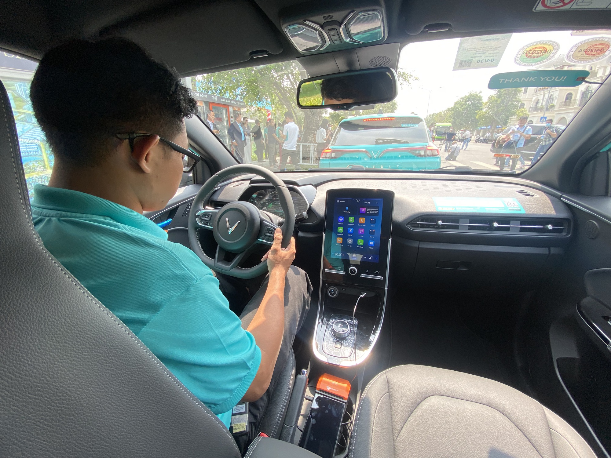 Cận cảnh h&agrave;ng trăm  taxi điện của tỉ ph&uacute; Phạm Nhật Vượng tại TP HCM - Ảnh 7.