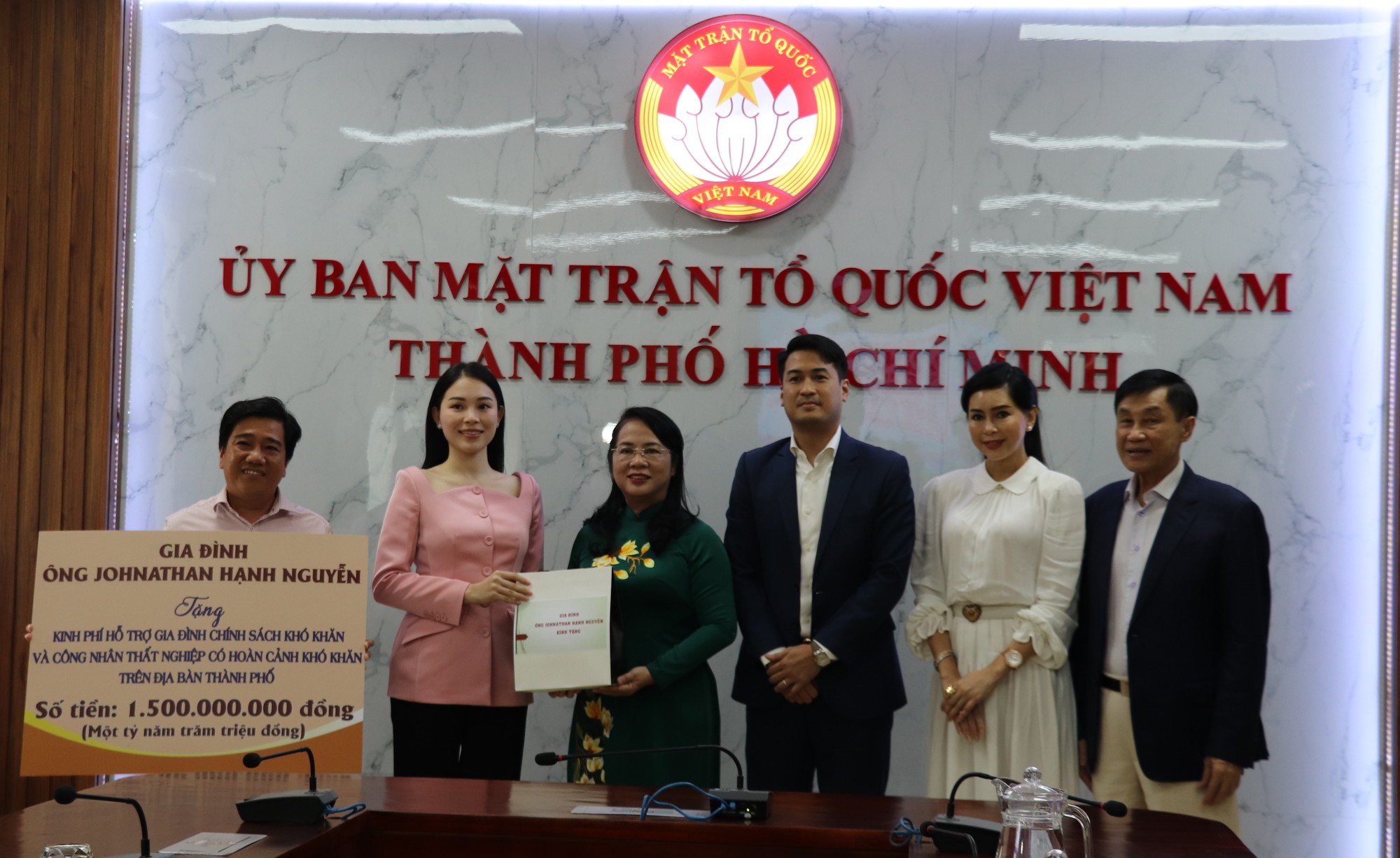 Con ông Johnathan Hạnh Nguyễn tặng "tiệc mừng cưới" tiền tỉ