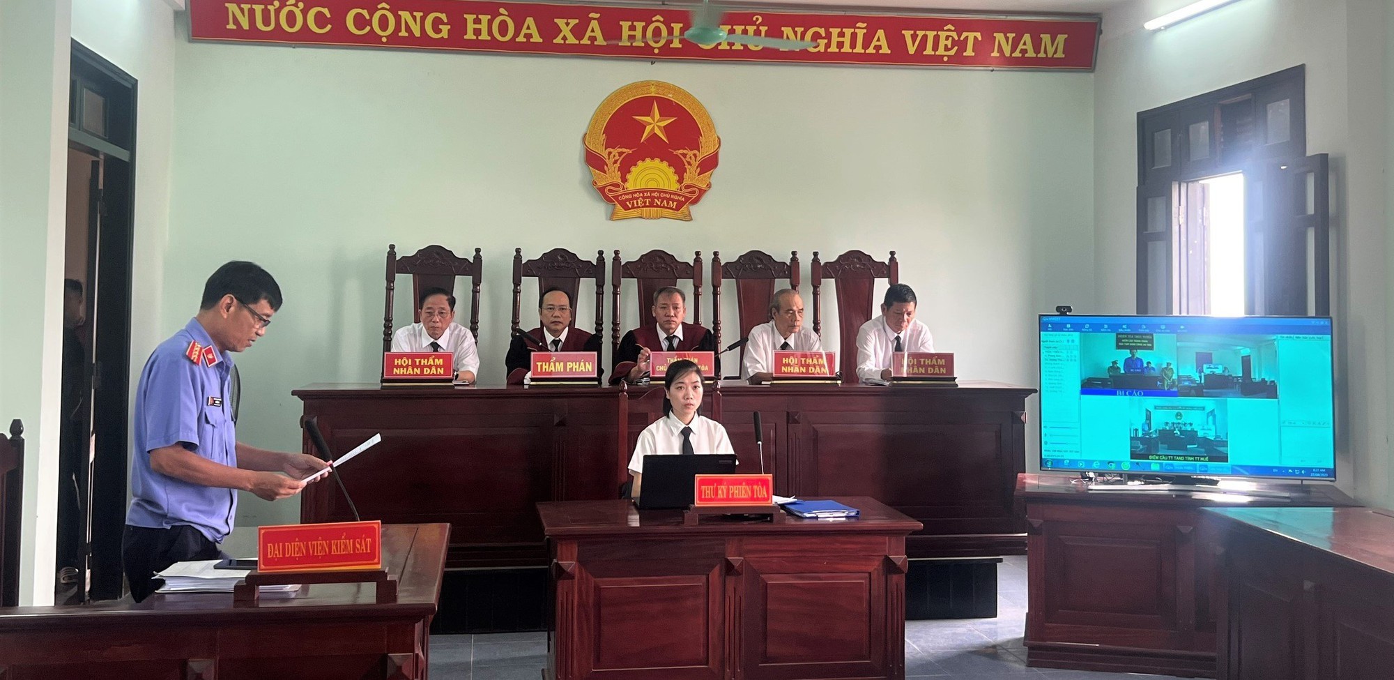 Tuy&ecirc;n &aacute;n tử h&igrave;nh kẻ đi nhận gi&uacute;p 2 kg ma t&uacute;y ở TP Huế - Ảnh 1.
