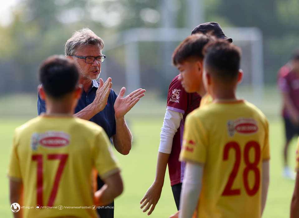 HLV Troussier gút danh sách U22 Việt Nam dự SEA Games 32 - Ảnh 1.