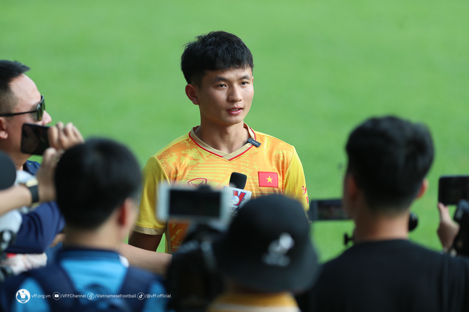 U22 Việt Nam phơi nắng trước ng&agrave;y ra qu&acirc;n SEA Games 32 - Ảnh 2.