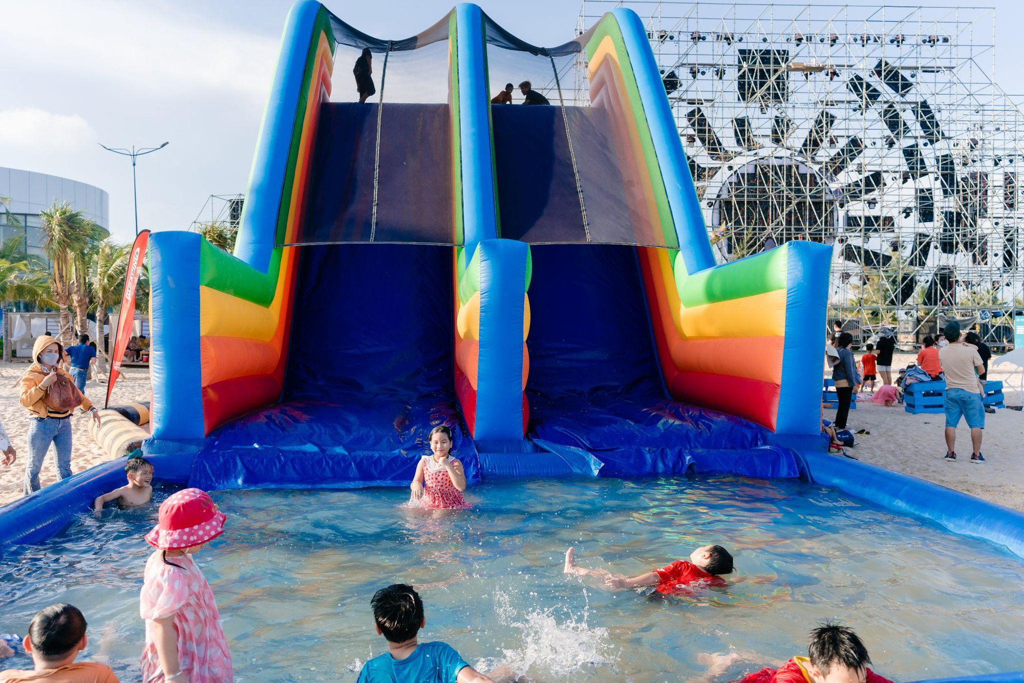 Du kh&aacute;ch mong chờ &ldquo;bung x&otilde;a&rdquo; với Lễ hội Biển 29-4 tại Charm Resort Hồ Tr&agrave;m - Ảnh 4.
