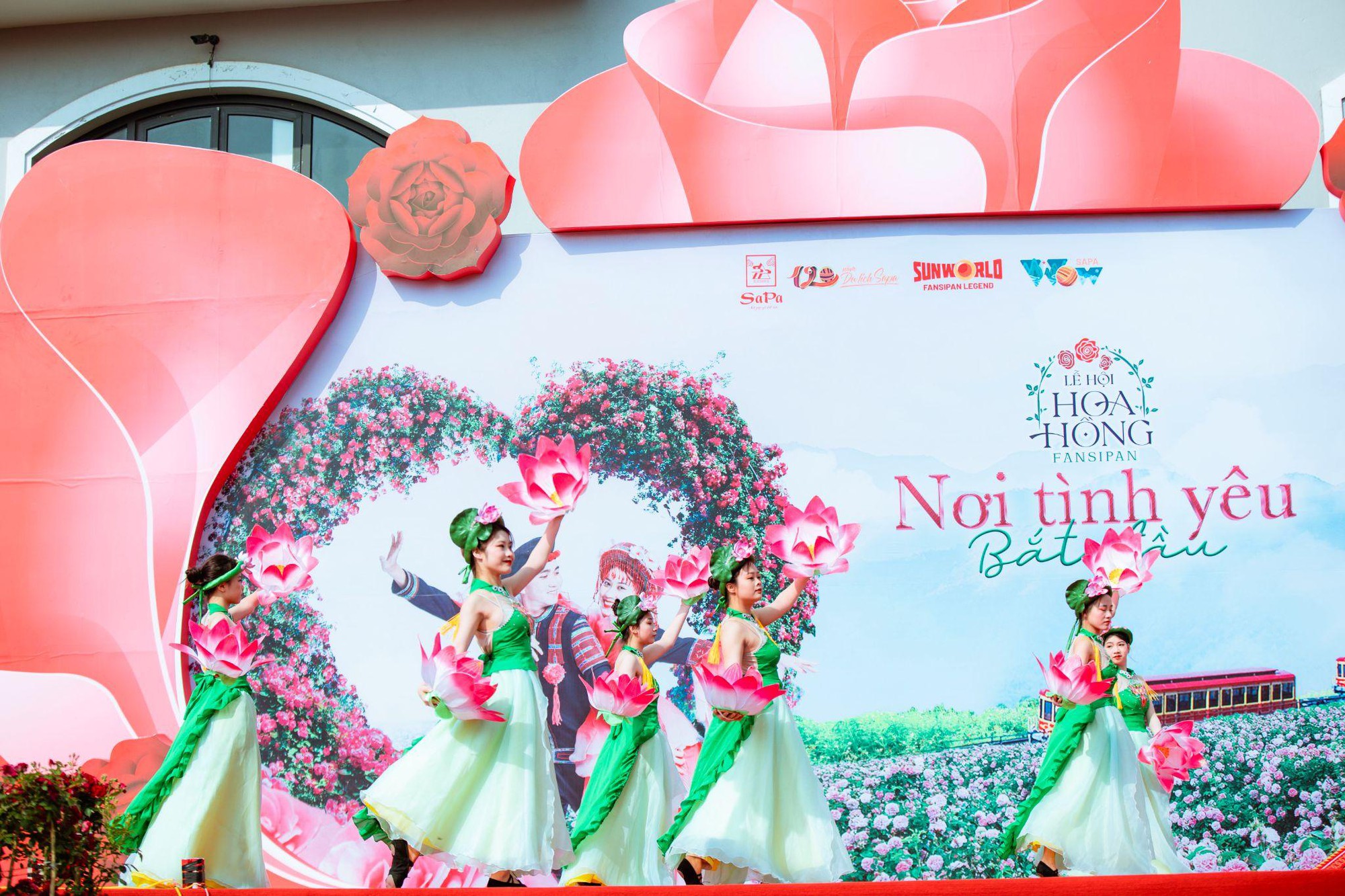 Lễ 30-4: Lên Sa Pa ngắm hàng triệu đoá hồng và "khám phá" văn hóa vùng cao