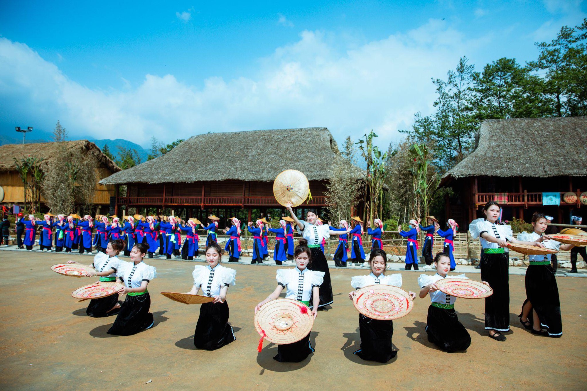 Lễ 30-4: L&ecirc;n Sa Pa ngắm h&agrave;ng triệu đo&aacute; hồng v&agrave; kh&aacute;m ph&aacute; văn h&oacute;a v&ugrave;ng cao - Ảnh 5.