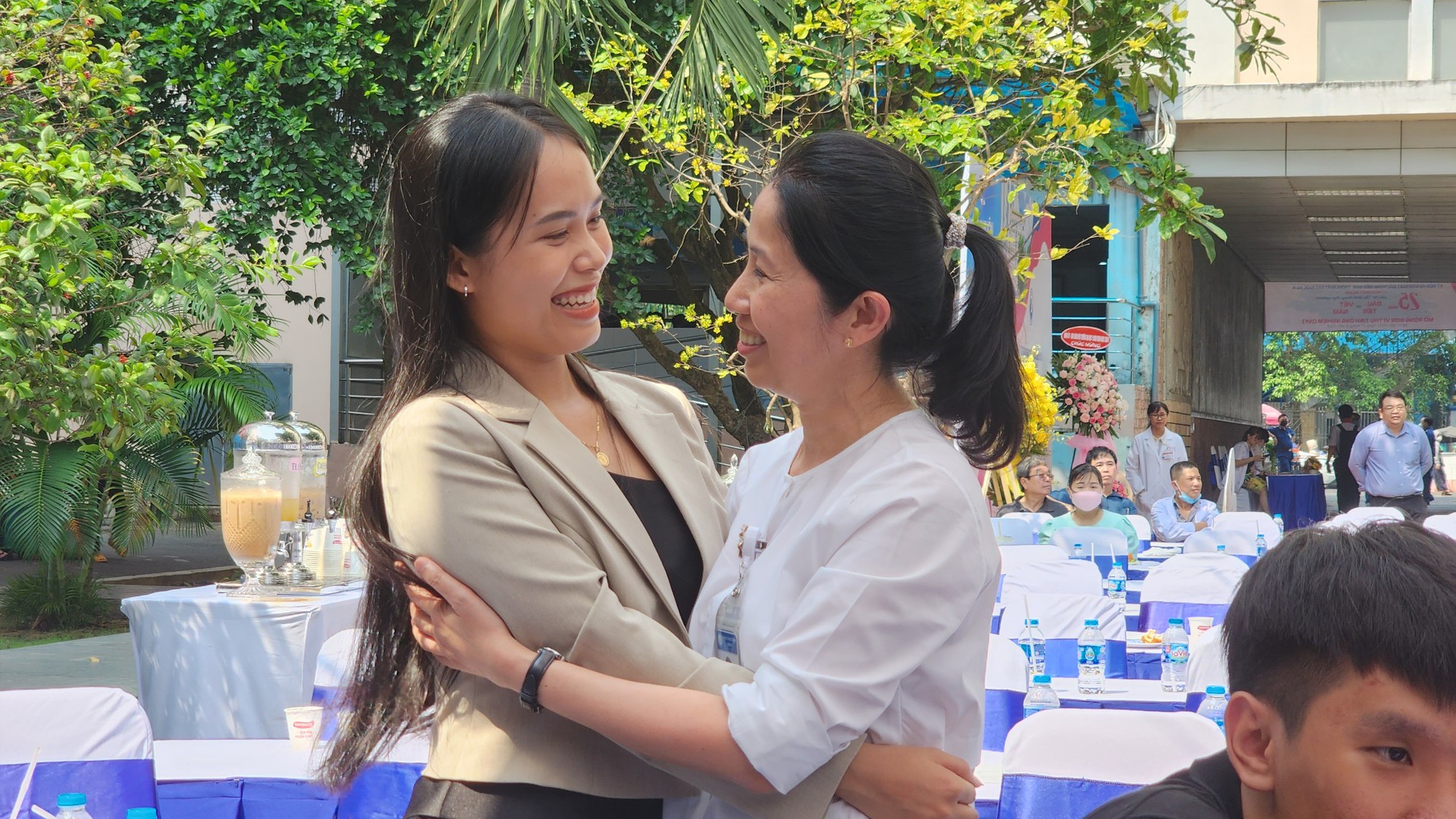 Cuộc gặp gỡ x&uacute;c động của c&aacute;c trường hợp thụ tinh ống nghiệm với y, b&aacute;c sĩ - Ảnh 1.