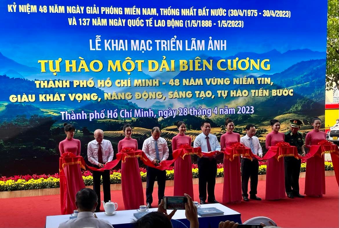 &Ocirc;ng Nguyễn Trọng Nghĩa dự triển l&atilde;m ảnh tự h&agrave;o một dải bi&ecirc;n cương - Ảnh 1.
