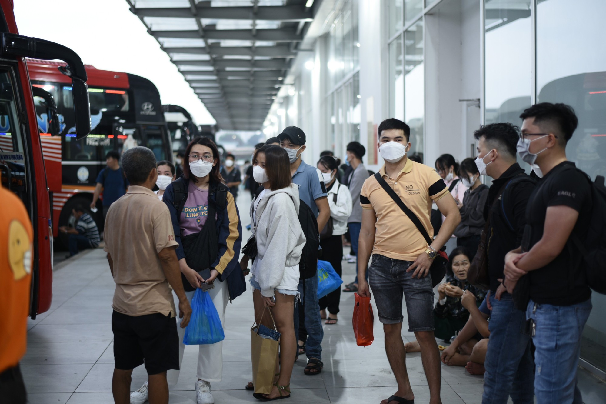 TP HCM: Bến xe, đường ra sân bay đông nghịt người - Ảnh 6.