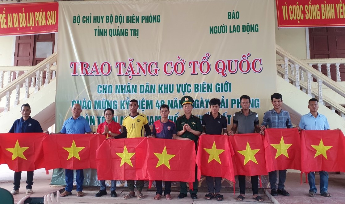 Trao 10.000 lá cờ Tổ quốc cho người dân vùng biên tỉnh Quảng Trị