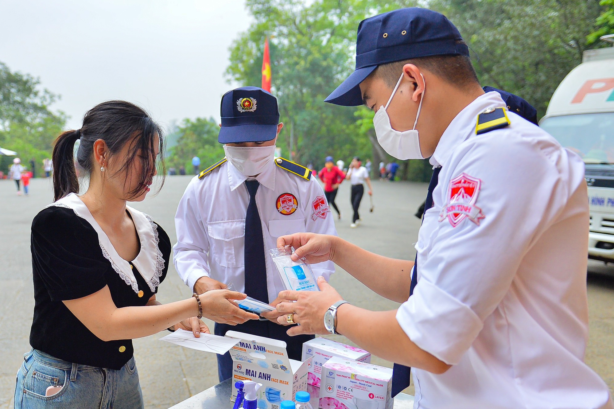 Người d&acirc;n đổ về đền H&ugrave;ng d&acirc;ng hương trước ng&agrave;y ch&iacute;nh lễ - Ảnh 9.